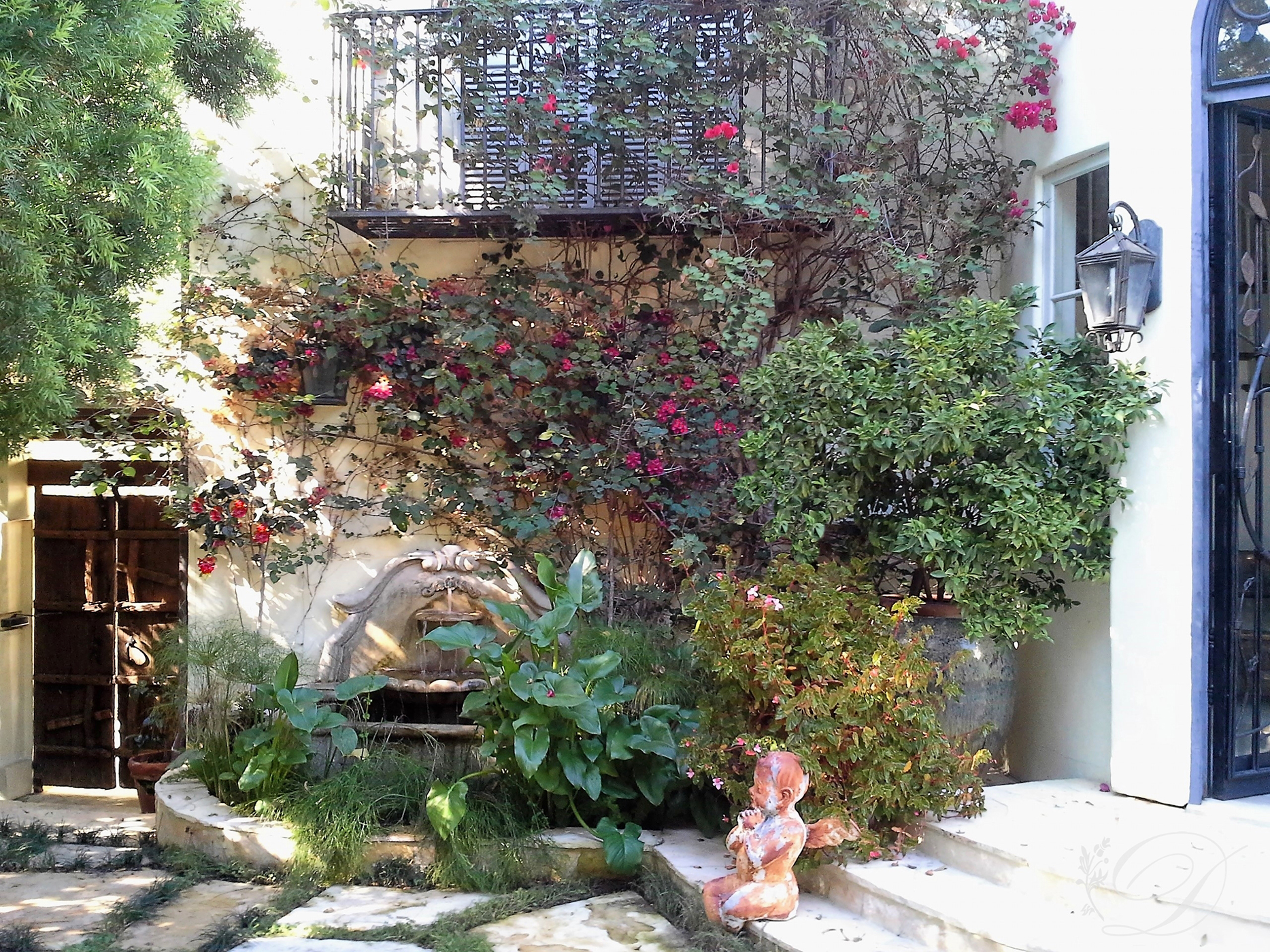 018_Exterior_-Benedict-CanyonCourtyard-fountain-